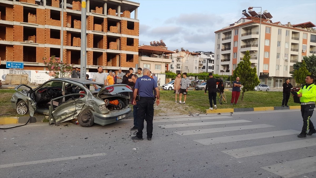 Muğla\'da Otomobil Çarpışması: 1\'i Çocuk 3 Kişi Yaralandı