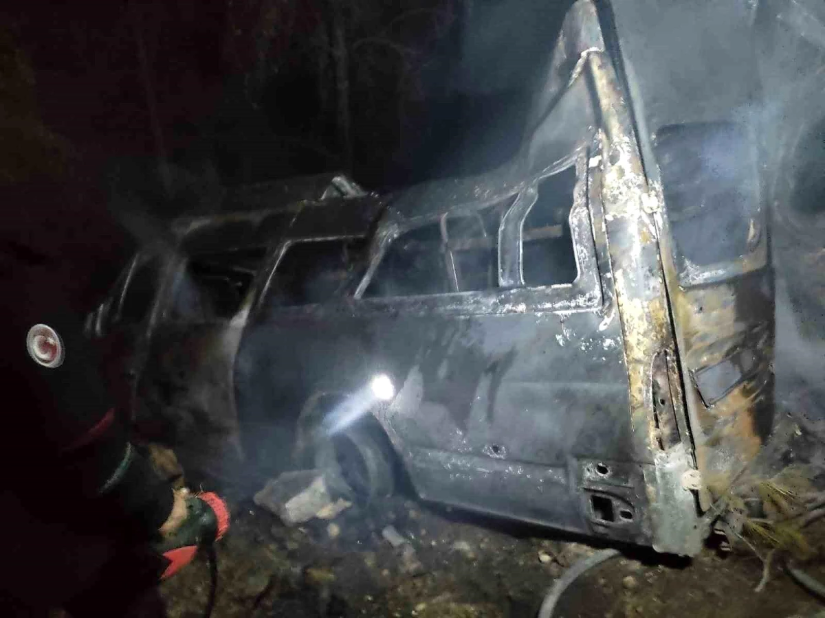Adana\'da tarım işçilerini taşıyan minibüs uçuruma devrildi: 4 ölü, 17 yaralı