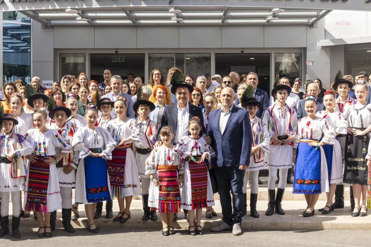 Romanya Halk Dansları Topluluğu Başkan Vahap Seçer için Gösteri Yaptı