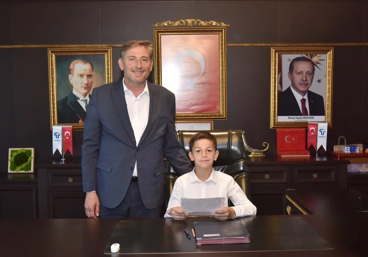 Tekkeköy Belediye Başkanı, 23 Nisan\'da çocuklara koltuğunu devretti