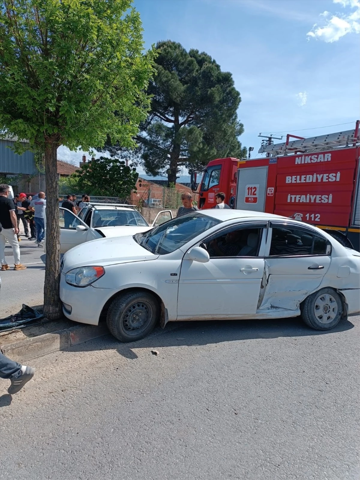 Tokat\'ın Niksar ilçesinde iki otomobilin çarpışması sonucu 4 kişi yaralandı