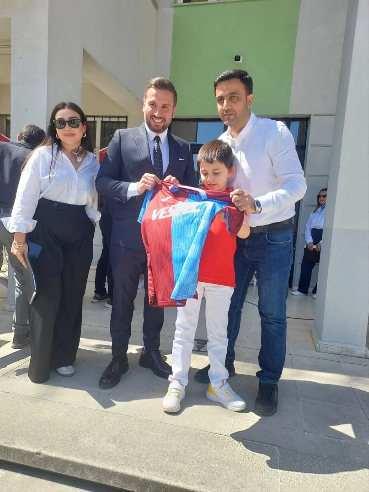 Trabzonspor, Hüseyin Keçici Özel Eğitim Uygulama Okulu öğrencilerine forma hediye etti