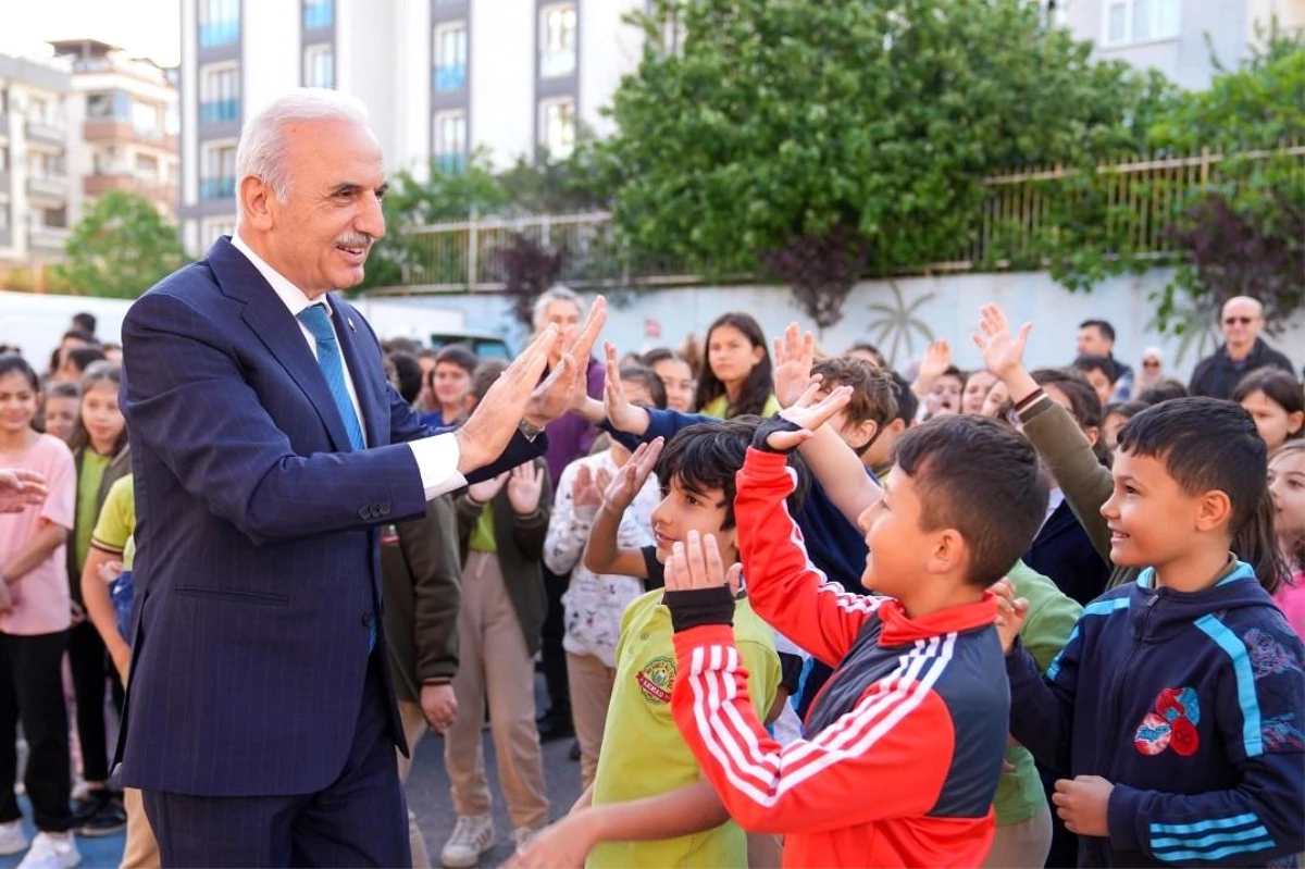 Ümraniye Belediye Başkanı İsmet Yıldırım, İsrail\'e destek olan markayı protesto eden öğrencilere sürpriz yaptı