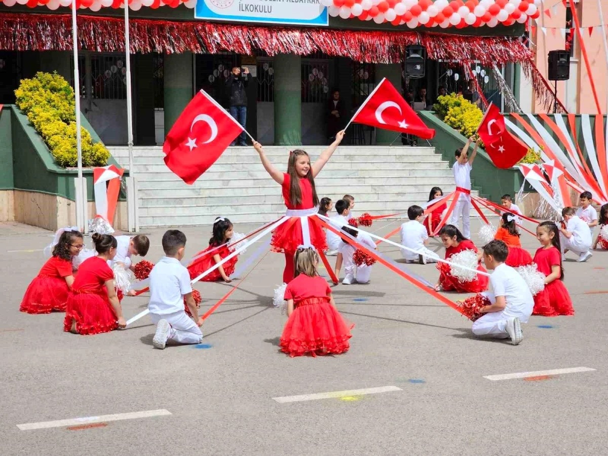 23 Nisan Ulusal Egemenlik ve Çocuk Bayramı Gölcük\'te Renkli Kutlandı