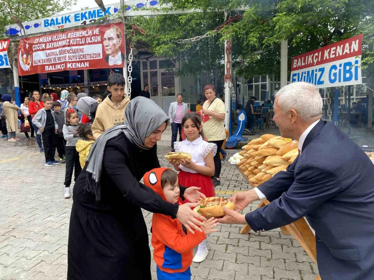 23 Nisan Ulusal Egemenlik ve Çocuk Bayramı\'nda Beylikdüzü\'nde Türkiye Deniz Canlıları Müzesi\'nde çocuklara ücretsiz balık ekmek dağıtıldı
