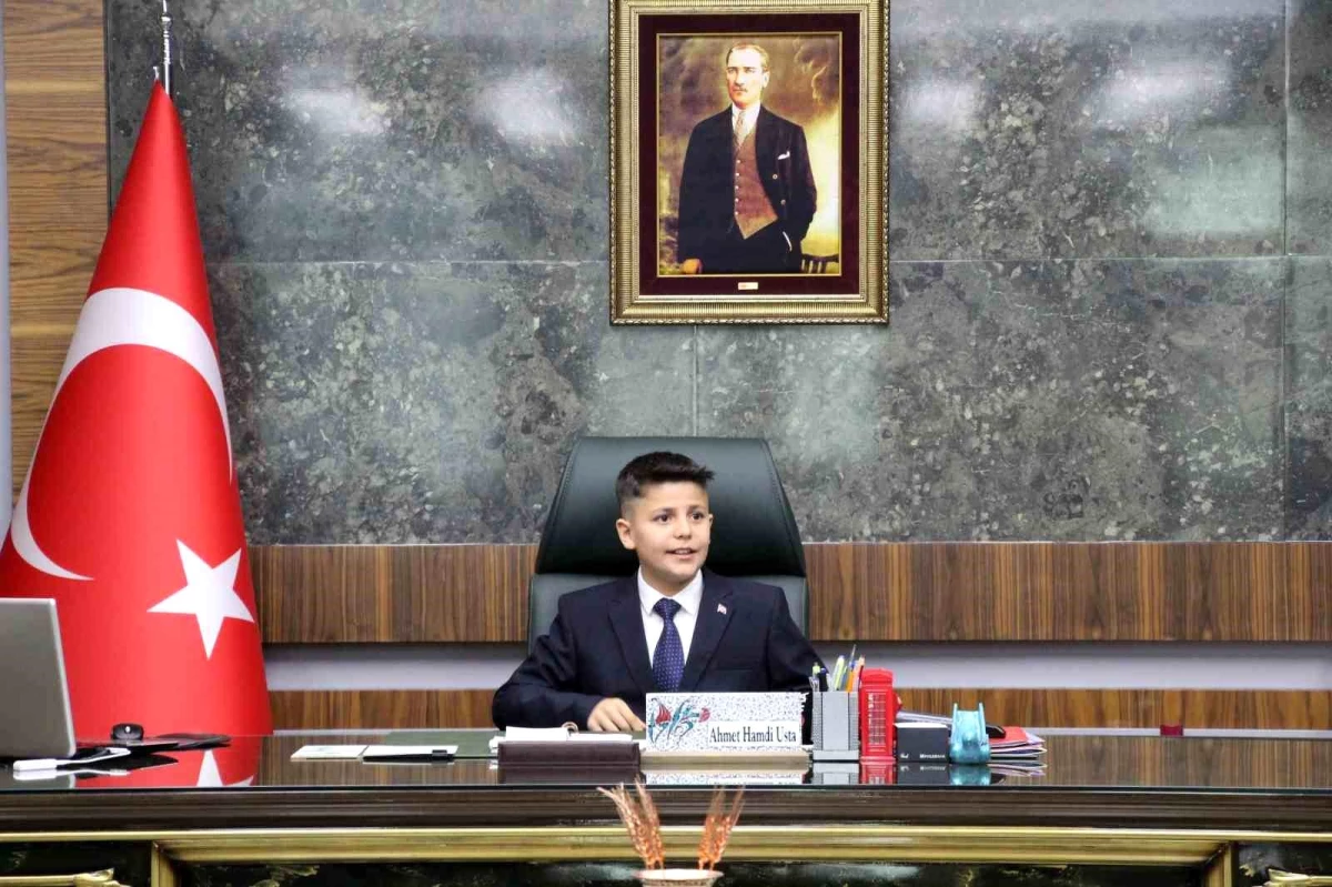 Bingöl Valisi Ahmet Hamdi Usta, 23 Nisan\'da makamını öğrenciye devretti