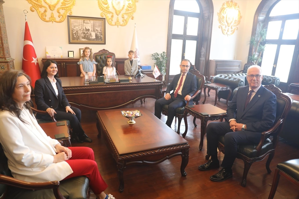 Edirne Belediye Başkanı Filiz Gencan Akın, makam koltuğunu çocuklara devretti