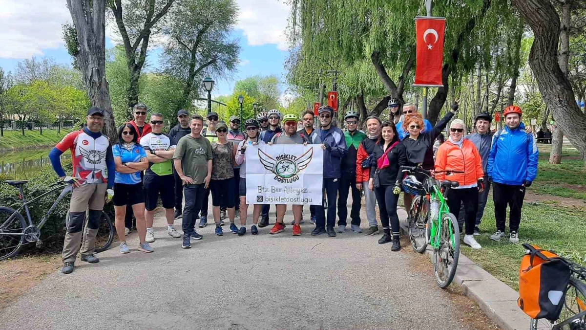 Eskişehir\'de Bisiklet Tutkunları Toplum Bilincini Artırmak İçin Tur Düzenledi