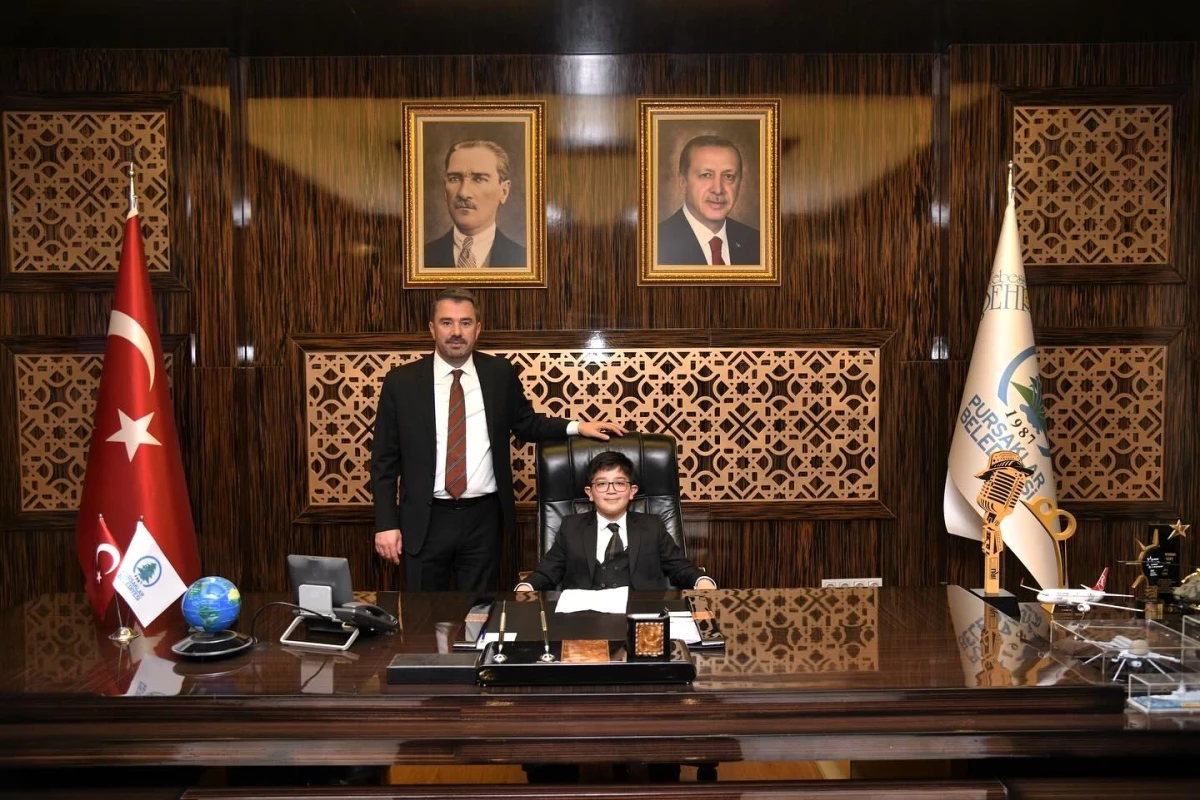 Pursaklar Belediye Başkanı Ertuğrul Çetin, 23 Nisan Ulusal Egemenlik ve Çocuk Bayramı\'nda koltuğunu öğrenciye devretti