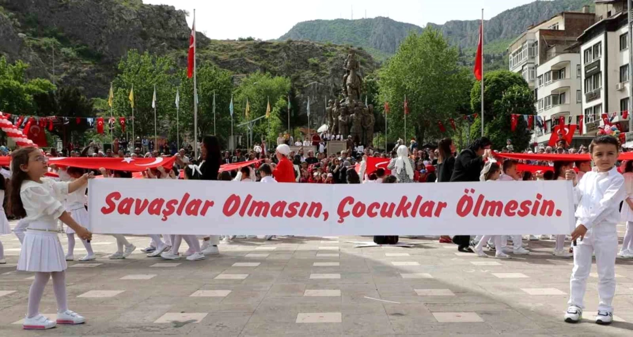 Amasya\'da çocuklar \'Savaşlar olmasın, çocuklar ölmesin\' mesajı verdi