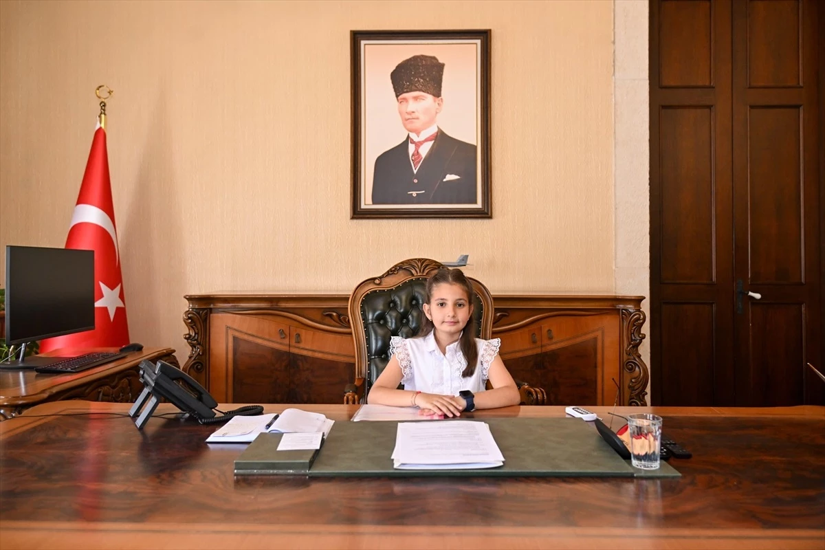 Antalya Valisi Hulusi Şahin, 23 Nisan\'da makamını öğrenciye devretti