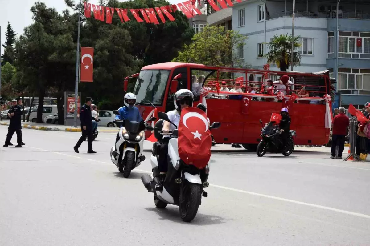 Balıkesir Büyükşehir Belediyesi 23 Nisan Ulusal Egemenlik ve Çocuk Bayramı\'na Özel Kortej Yürüyüşü Düzenledi