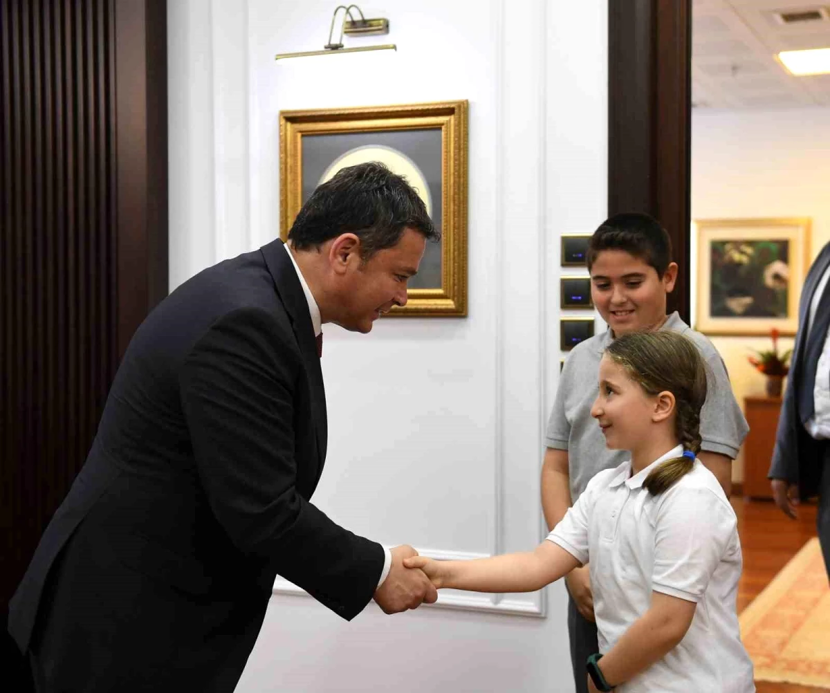 Osmangazi Belediye Başkanı Erkan Aydın, 23 Nisan\'da Koltuğunu Çocuklara Devretti