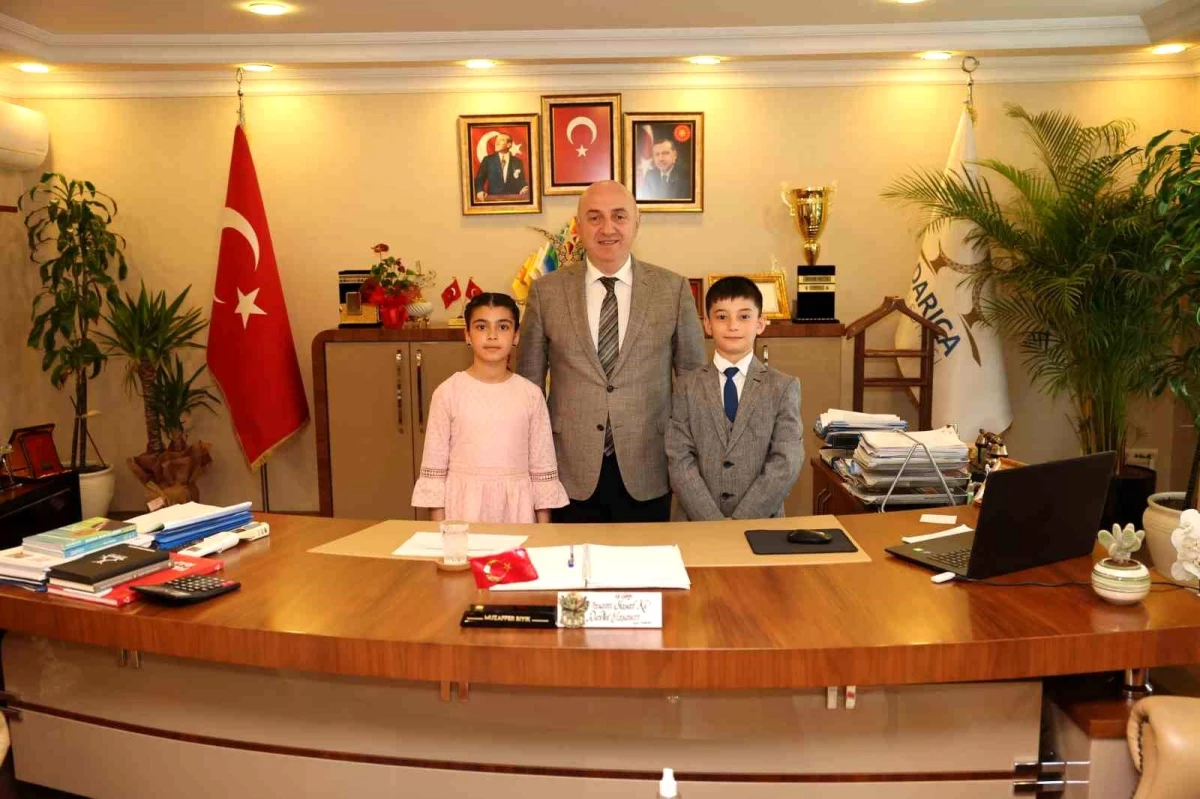 Darıca Belediye Başkanı Muzaffer Bıyık, 23 Nisan\'da Koltuğunu Çocuklara Devretti