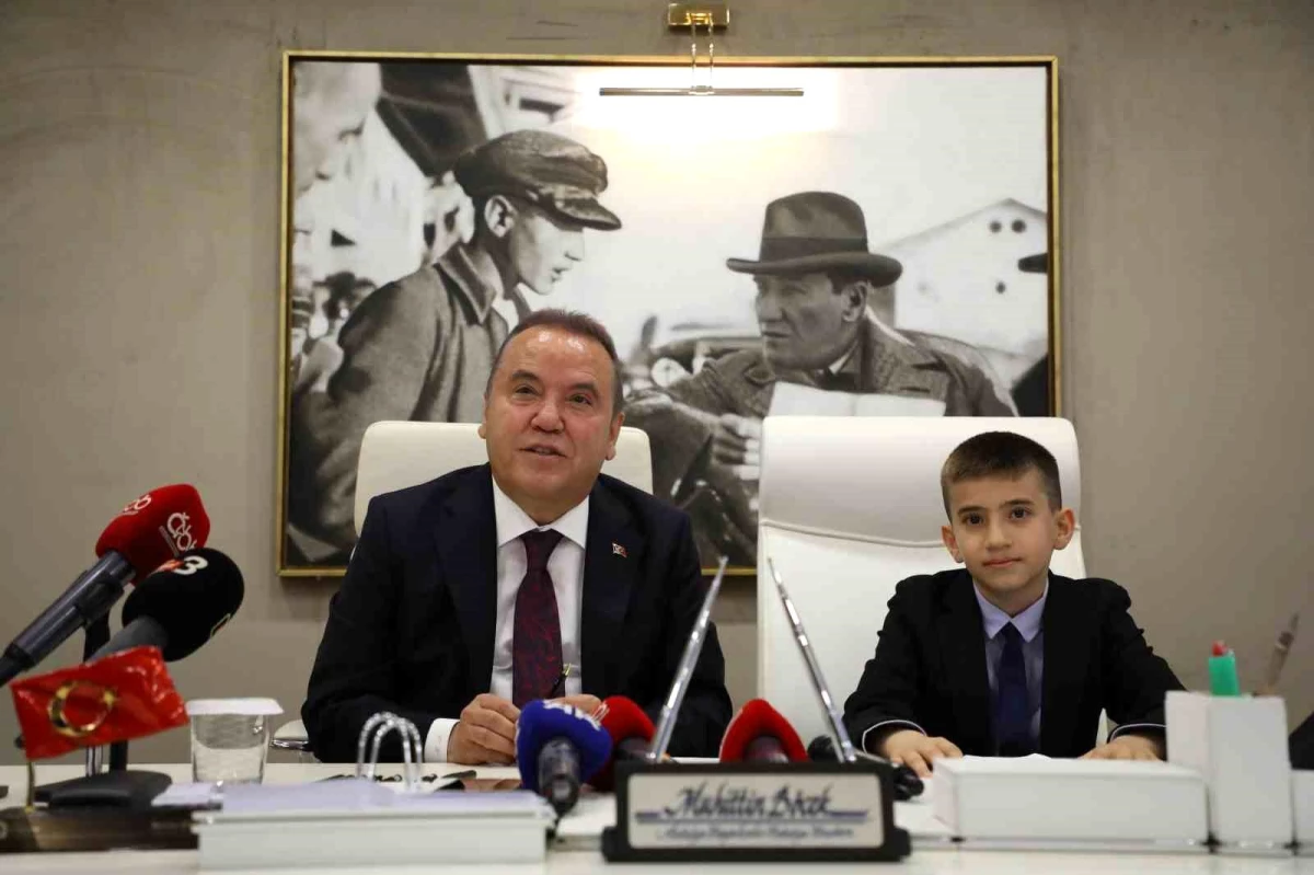 Antalya Büyükşehir Belediye Başkanı Muhittin Böcek, 23 Nisan\'da Koltuğunu Çocuğa Devretti