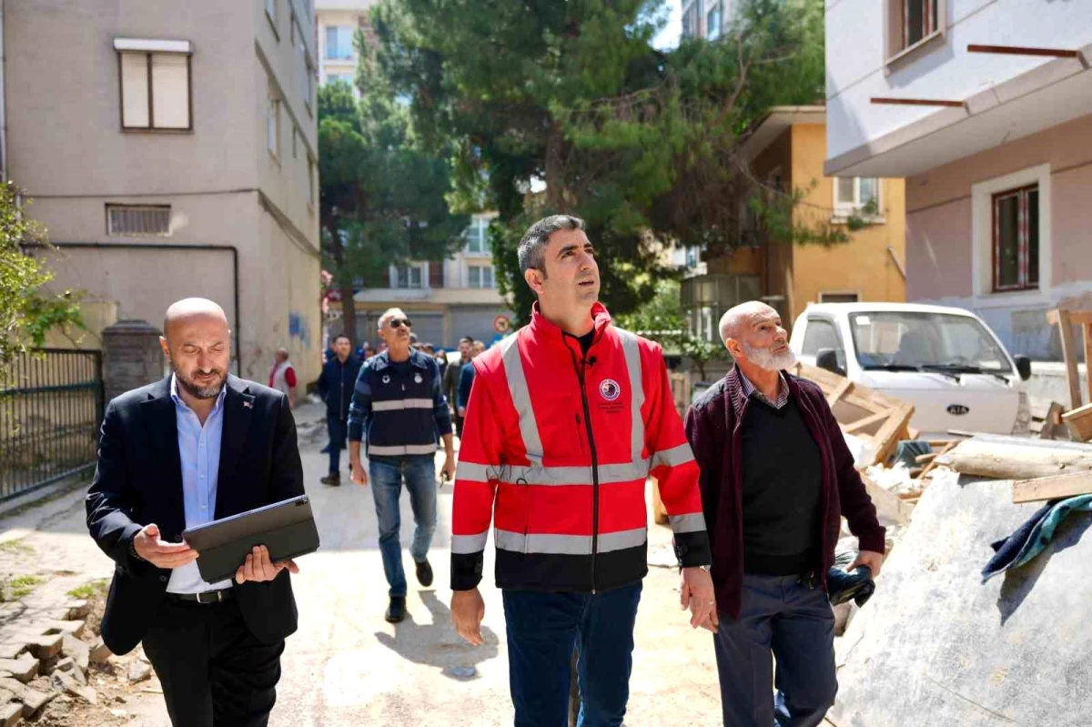 Kartal Belediye Başkanı Gökhan Yüksel, çöken balkonun bulunduğu bölgeyi ziyaret etti