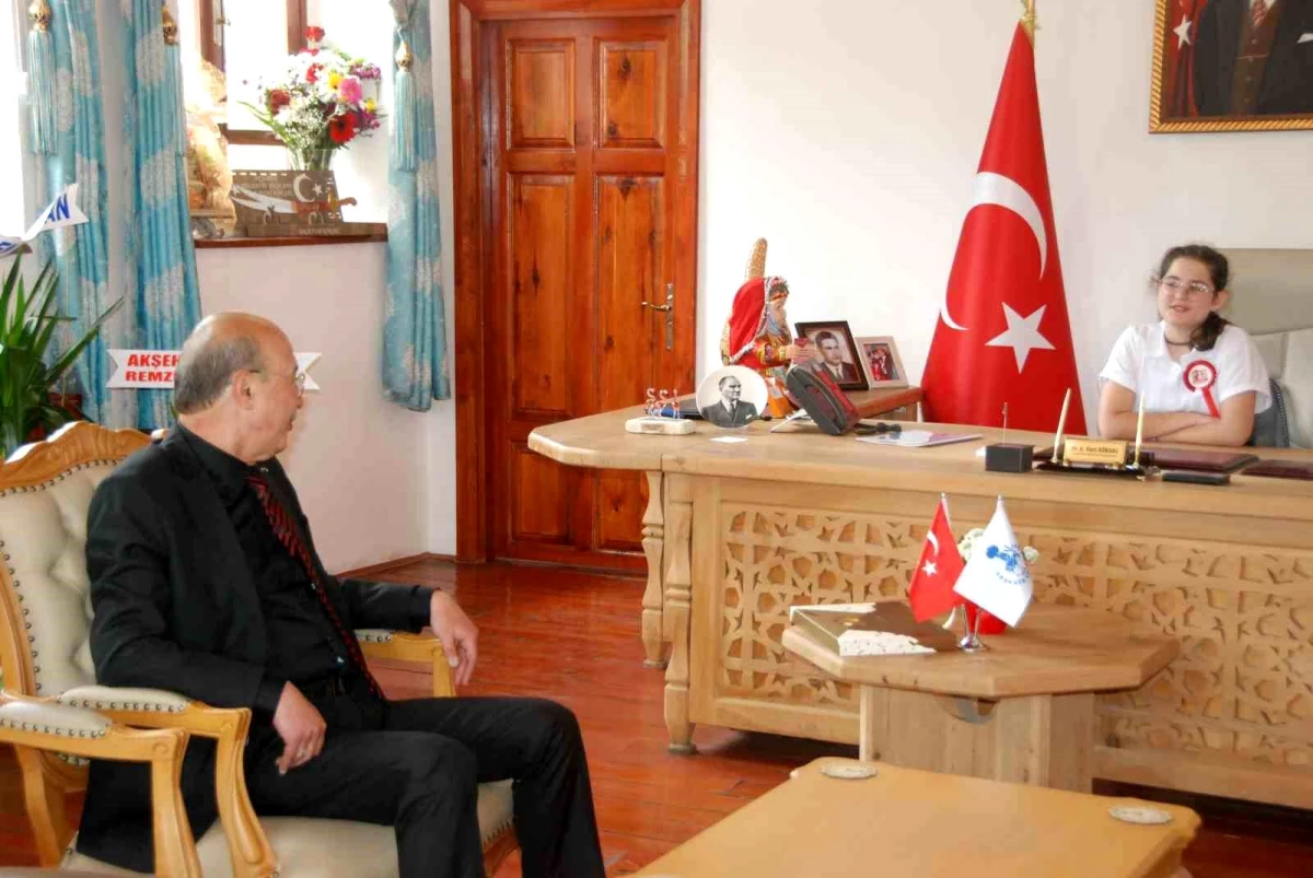 Akşehir Belediye Başkanı, 23 Nisan\'da çocuklara koltuğunu devretti