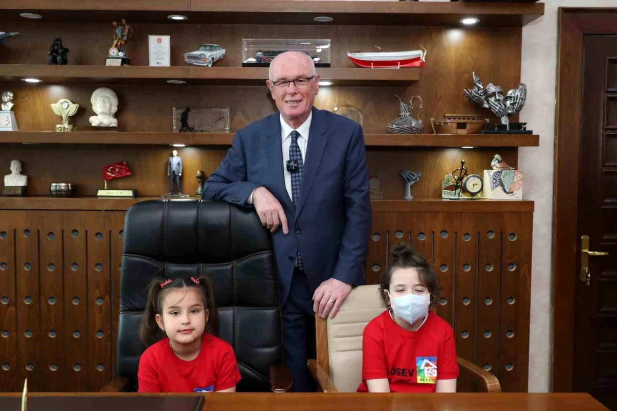 Odunpazarı Belediye Başkanı 23 Nisan\'da makamını çocuklara bıraktı
