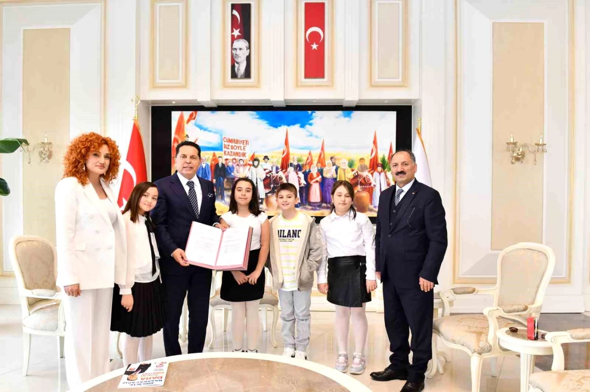 Esenyurt Belediye Başkanı Prof. Dr. Ahmet Özer, 23 Nisan Ulusal Egemenlik ve Çocuk Bayramı etkinlikleri kapsamında koltuğunu 4. sınıf öğrencisi Nehir Düz\'e devretti