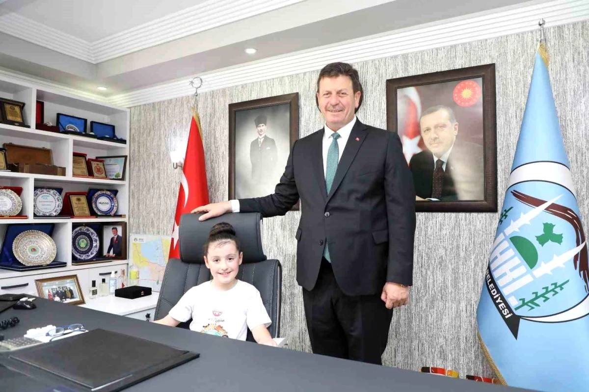 Akyazı Belediye Başkanı Bilal Soykan, 23 Nisan Ulusal Egemenlik ve Çocuk Bayramı\'nı kutladı