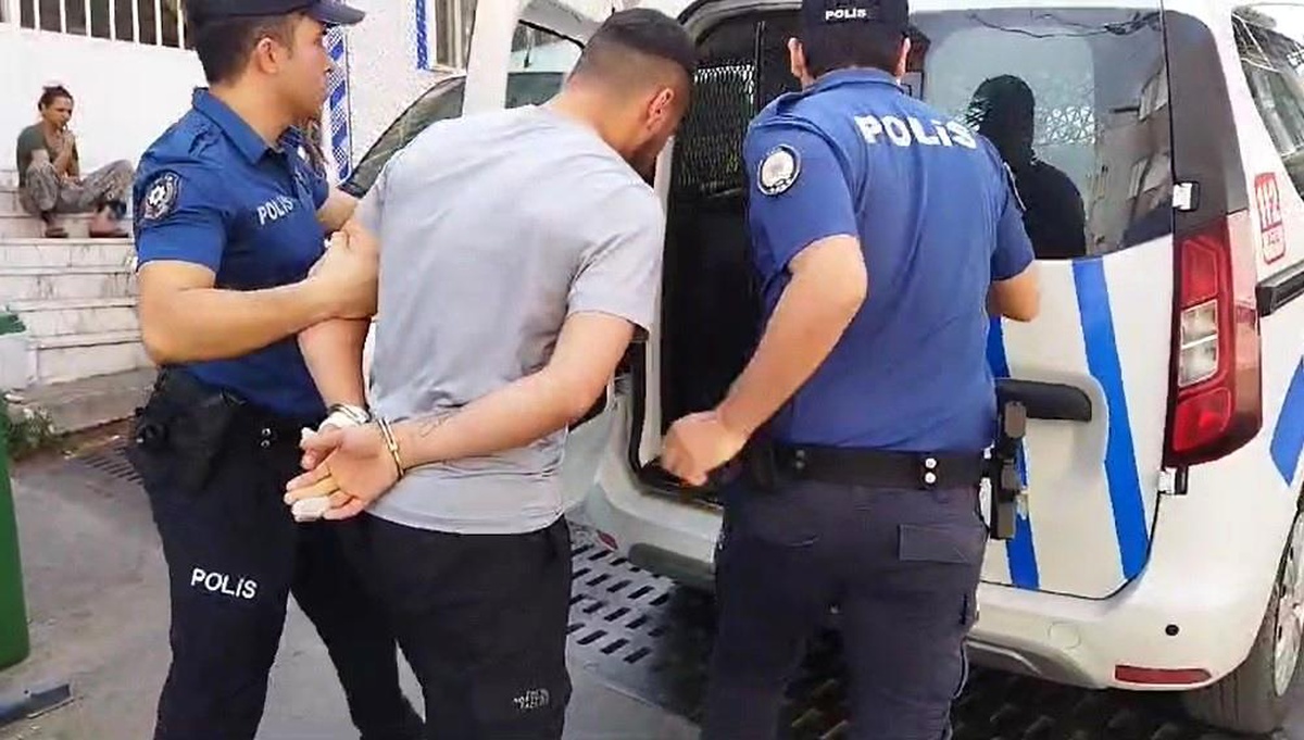 İzmir\'de kavga sonucu bıçaklanan genç, saklandığı evde yakalandı