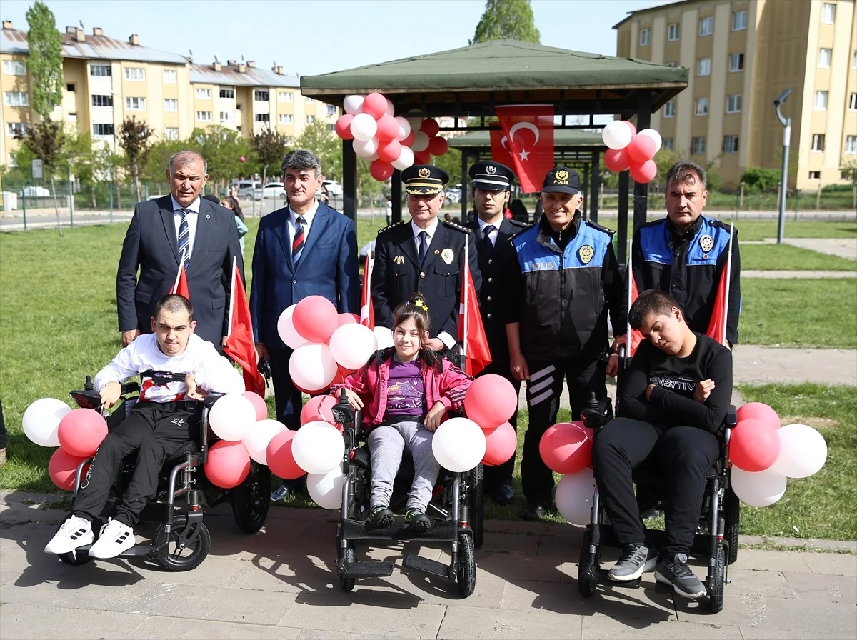 Bingöl İl Emniyet Müdürlüğü, bedensel engelli çocuklara akülü tekerlekli sandalye hediye etti