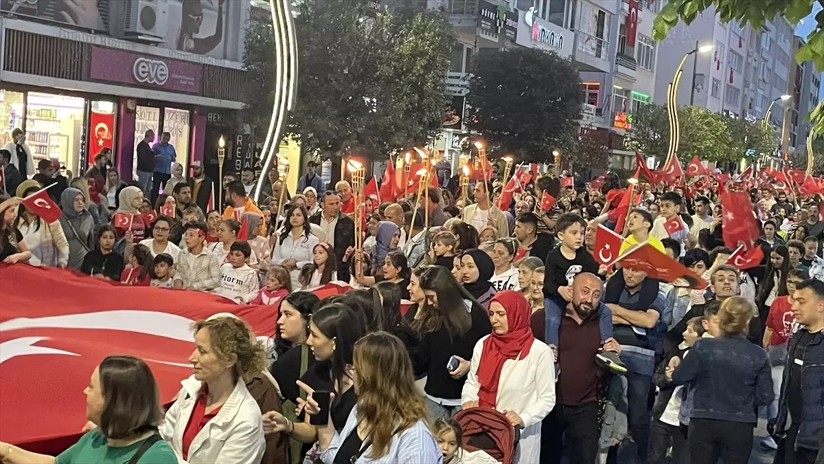 Bolu Belediyesi 23 Nisan\'da Fener Alayı Düzenledi