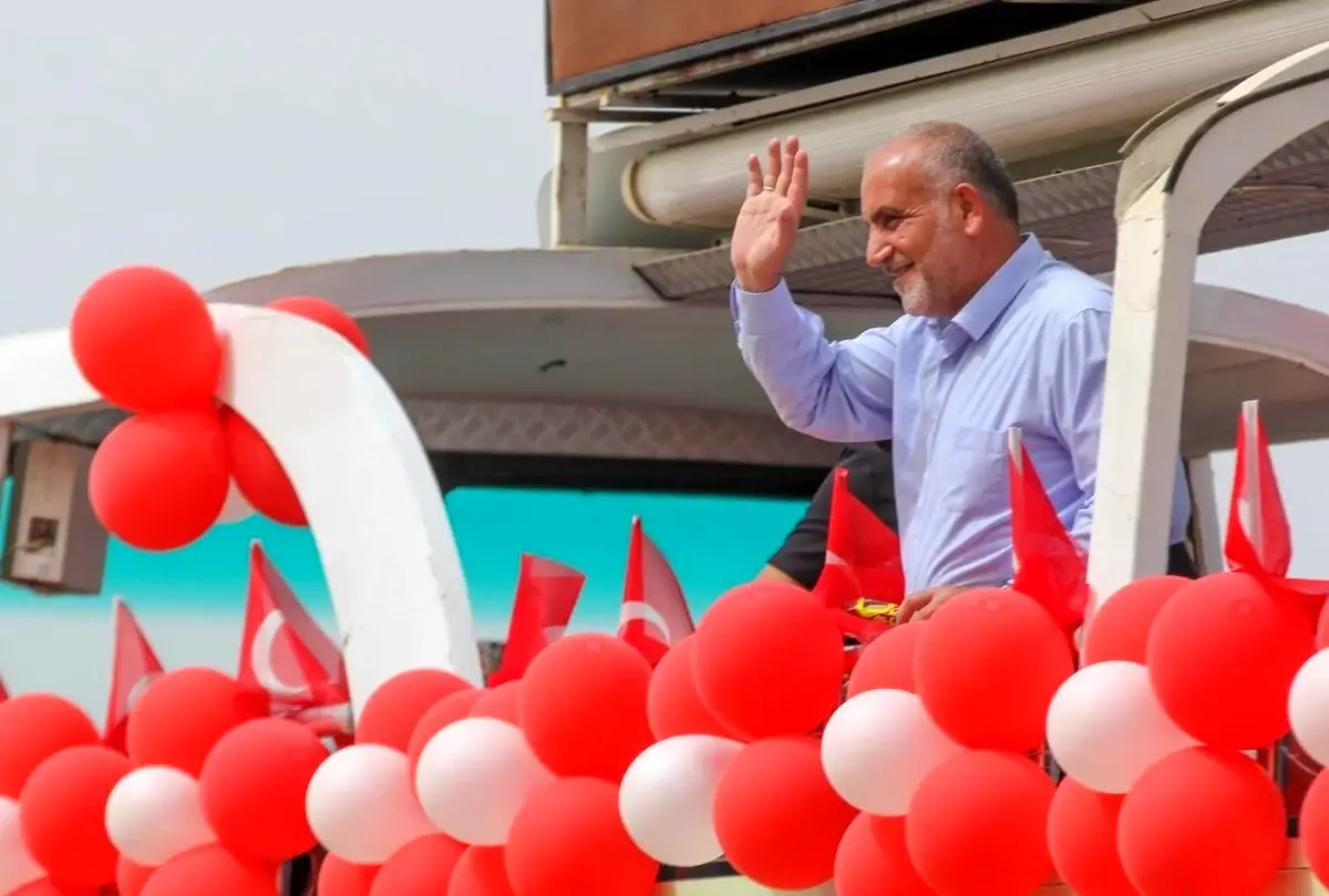 Canik Belediye Başkanı İbrahim Sandıkçı, çocuklara bayram hediyesi verdi