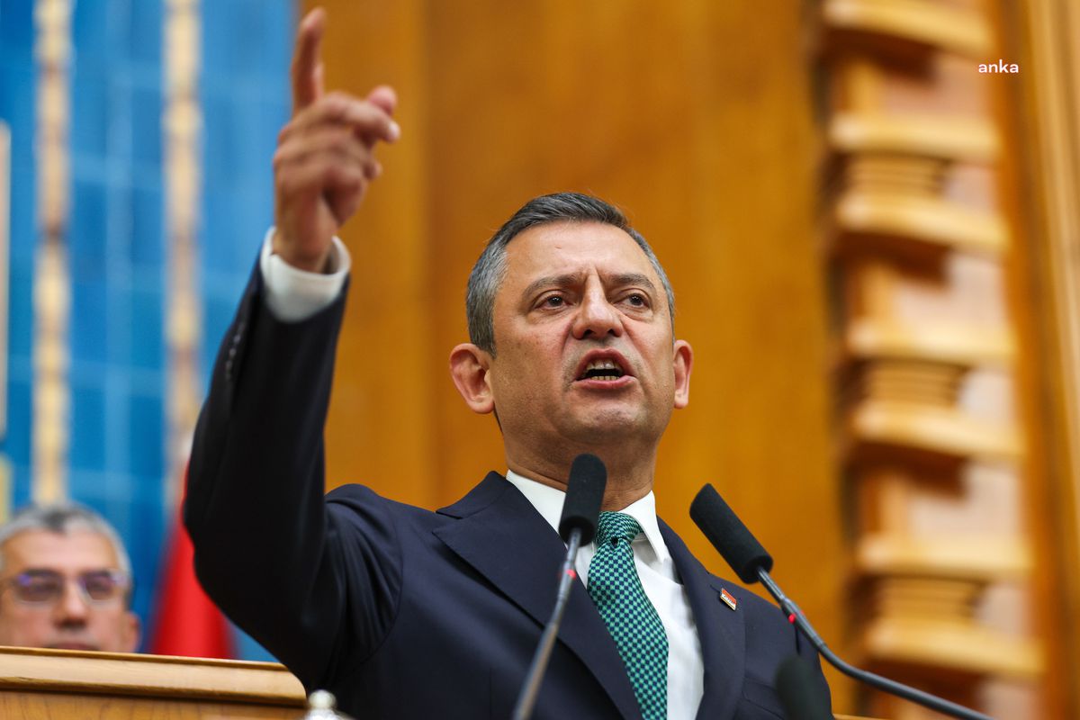 CHP Genel Başkanı Özgür Özel, Boğaziçi Üniversitesi\'nin eski rektörünün kampüse alınmamasına tepki gösterdi