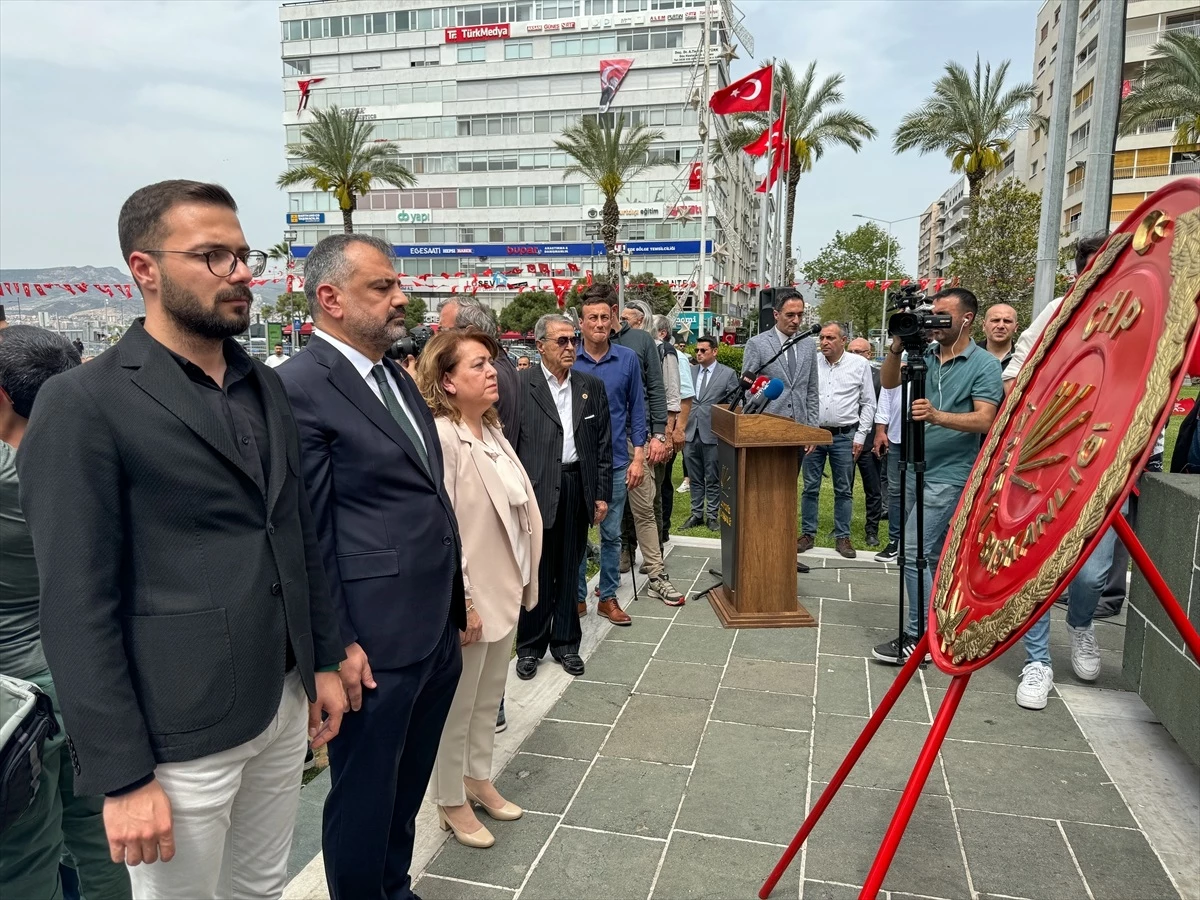 CHP İzmir İl Başkanlığı 23 Nisan\'da Atatürk Anıtı\'nda çelenk töreni düzenledi
