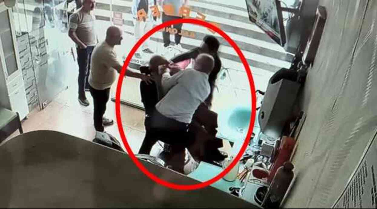 Dili boğazına kaçan müşterisini kurtardı, tıraşına kaldığı yerden devam etti Dili boğazına kaçan müşterisini kurtardı, tıraşına kaldığı yerden devam etti