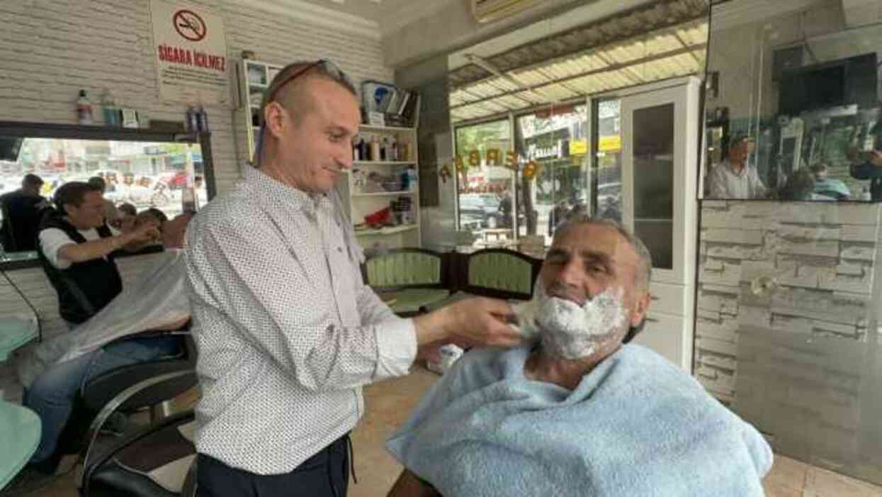 Dili boğazına kaçan müşterisini kurtardı, tıraşına kaldığı yerden devam etti Dili boğazına kaçan müşterisini kurtardı, tıraşına kaldığı yerden devam etti