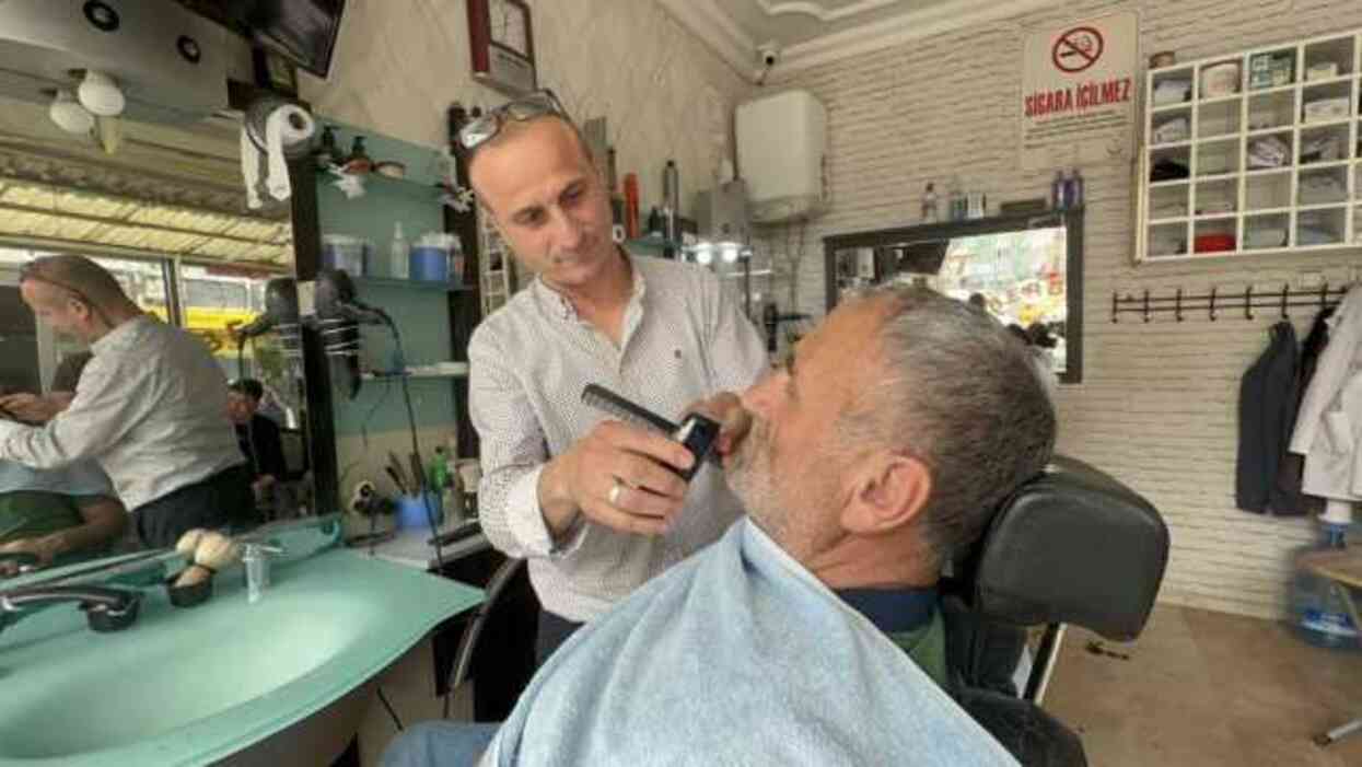 Dili boğazına kaçan müşterisini kurtardı, tıraşına kaldığı yerden devam etti Dili boğazına kaçan müşterisini kurtardı, tıraşına kaldığı yerden devam etti