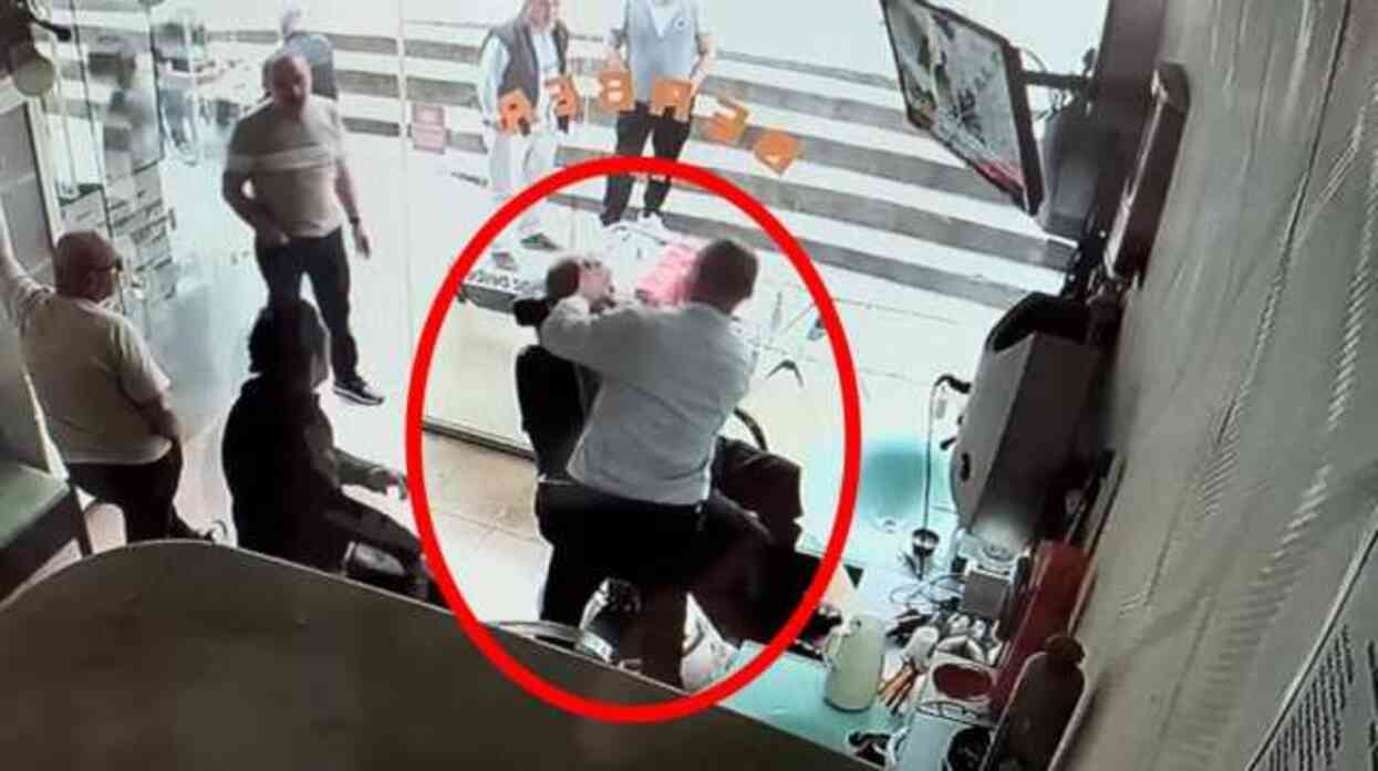 Dili boğazına kaçan müşterisini kurtardı, tıraşına kaldığı yerden devam etti Dili boğazına kaçan müşterisini kurtardı, tıraşına kaldığı yerden devam etti