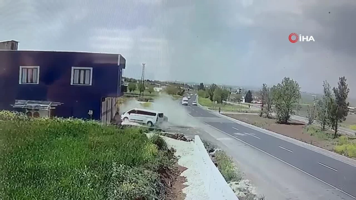 Diyarbakır\'da kontrolden çıkan otomobilin kaza anı kamerada