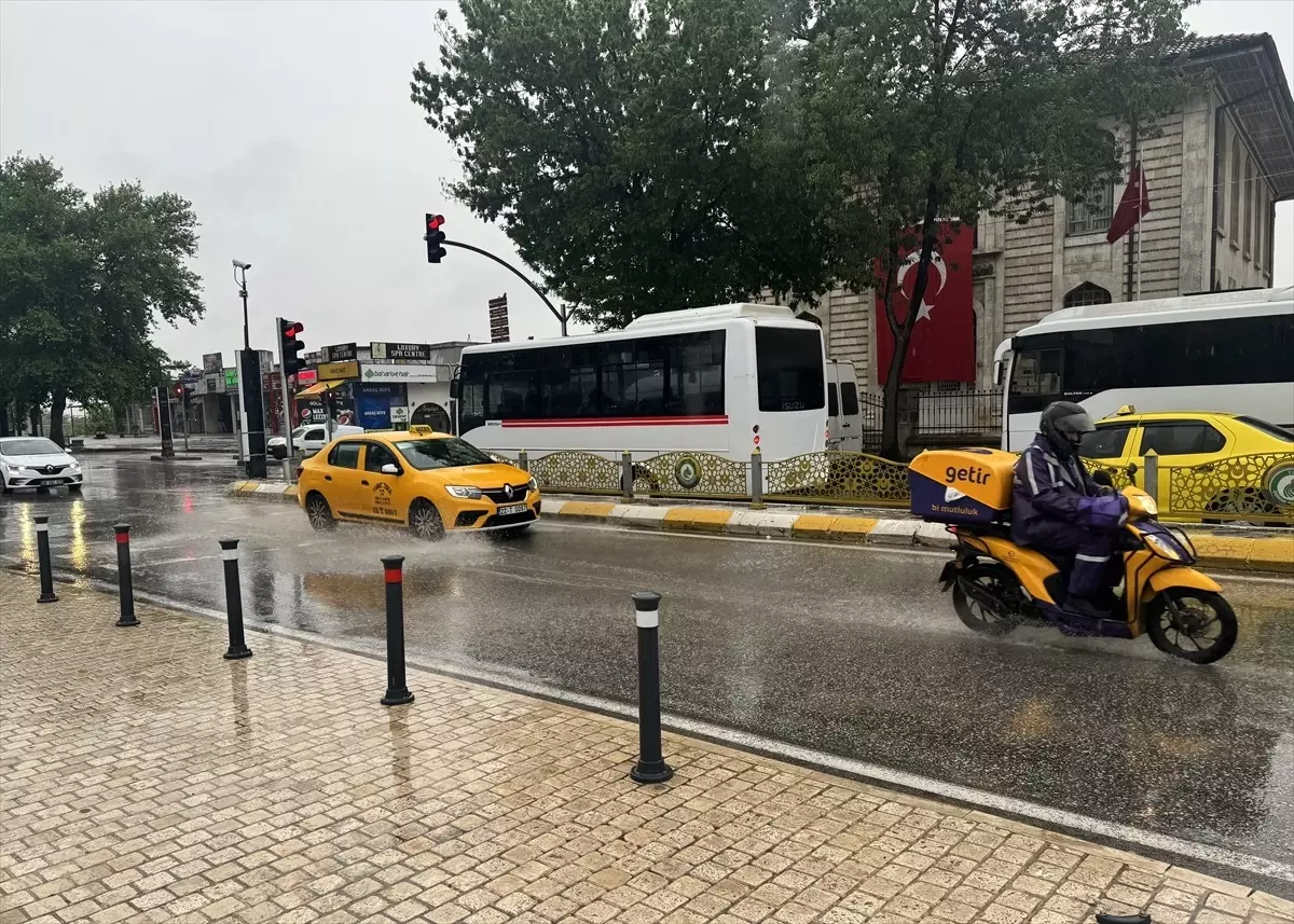 Edirne ve Kırklareli\'nde Sağanak Hayatı Olumsuz Etkiliyor