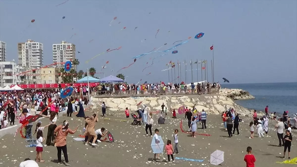 Erdemli Belediyesi 23 Nisan\'da Uçurtma Şenliği Düzenledi