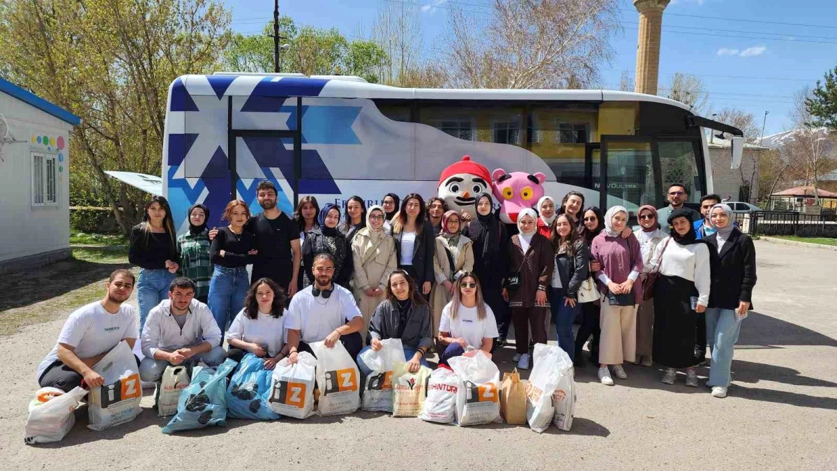 Erzurum Teknik Üniversitesi Öğrencileri Dumlu İlkokulu\'nda Kütüphane Kurarak Çocukların Eğitimine Katkı Sağladılar
