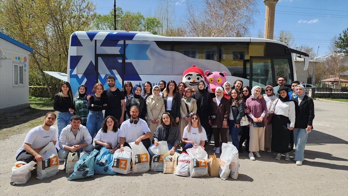 Erzurum Teknik Üniversitesi öğrencileri, 23 Nisan\'da Kütüphanesiz Okul Kalmasın Kampanyası kapsamında kütüphane kuruyor