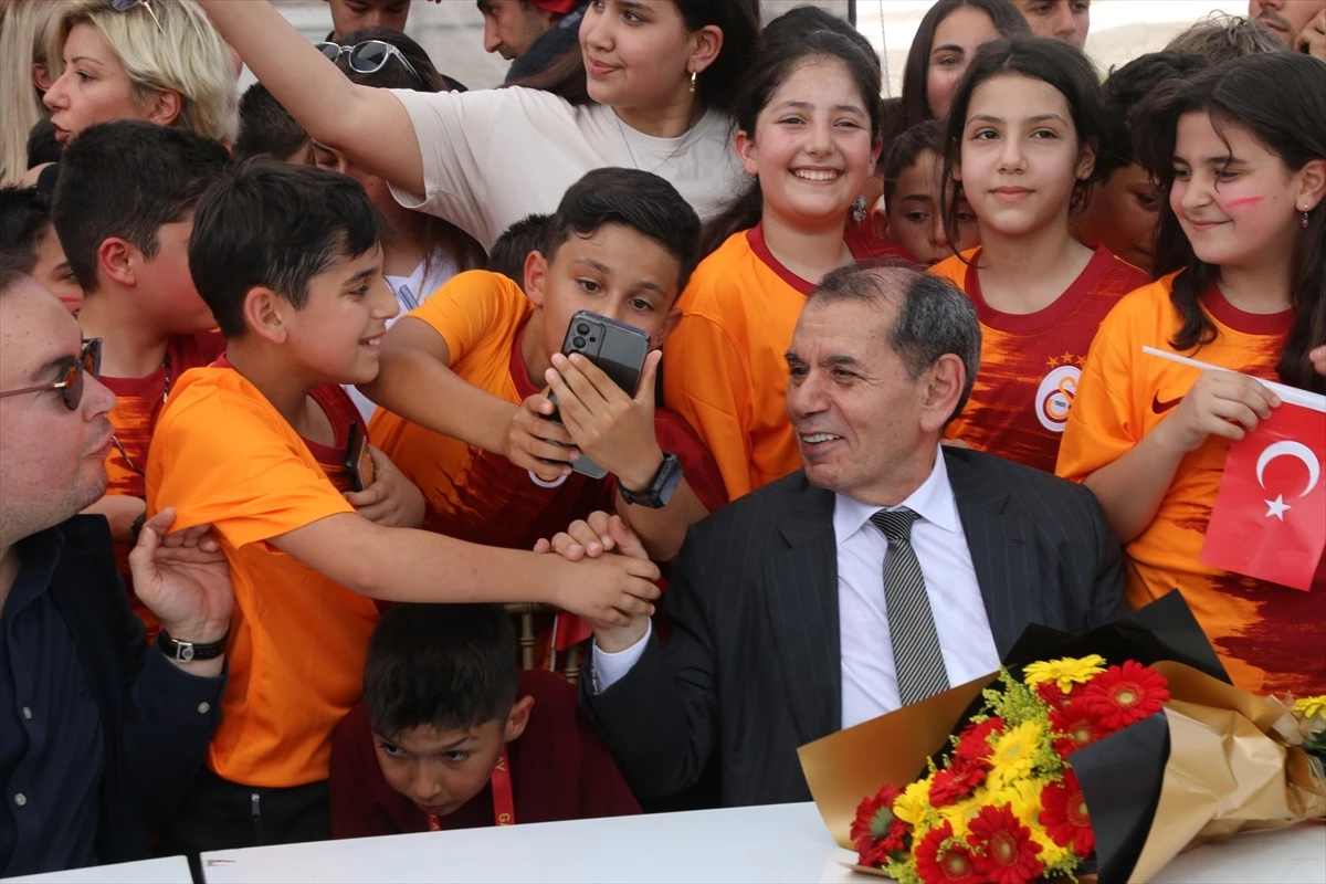 Galatasaray Başkanı Dursun Özbek, Hatay\'da depremzede çocuklar ve esnafla buluştu