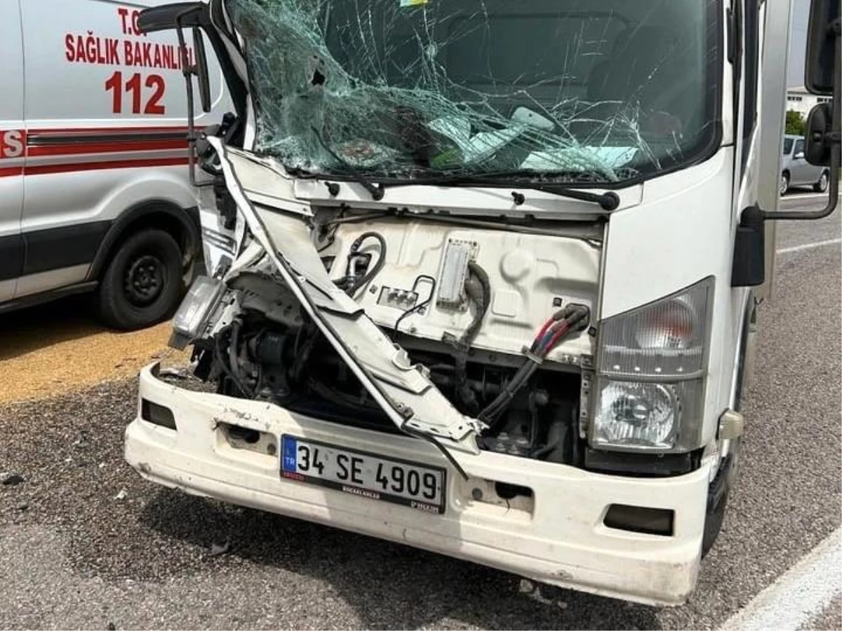 Balıkesir Gönen\'de Traktör ve Kamyonetin Karıştığı Trafik Kazasında 1 Yaralı