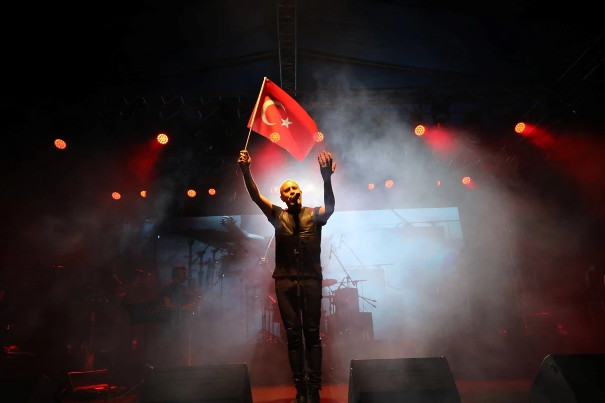 Haluk Levent, Afyonkarahisar\'da 23 Nisan kutlamalarında konser verdi