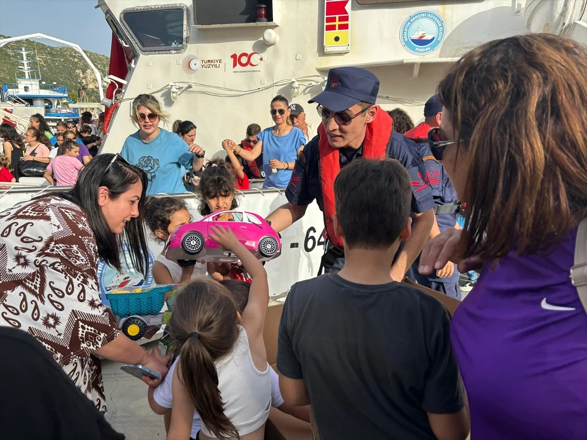 Samandağ\'da çocuklar sahil güvenlik gemisiyle geziye katıldı