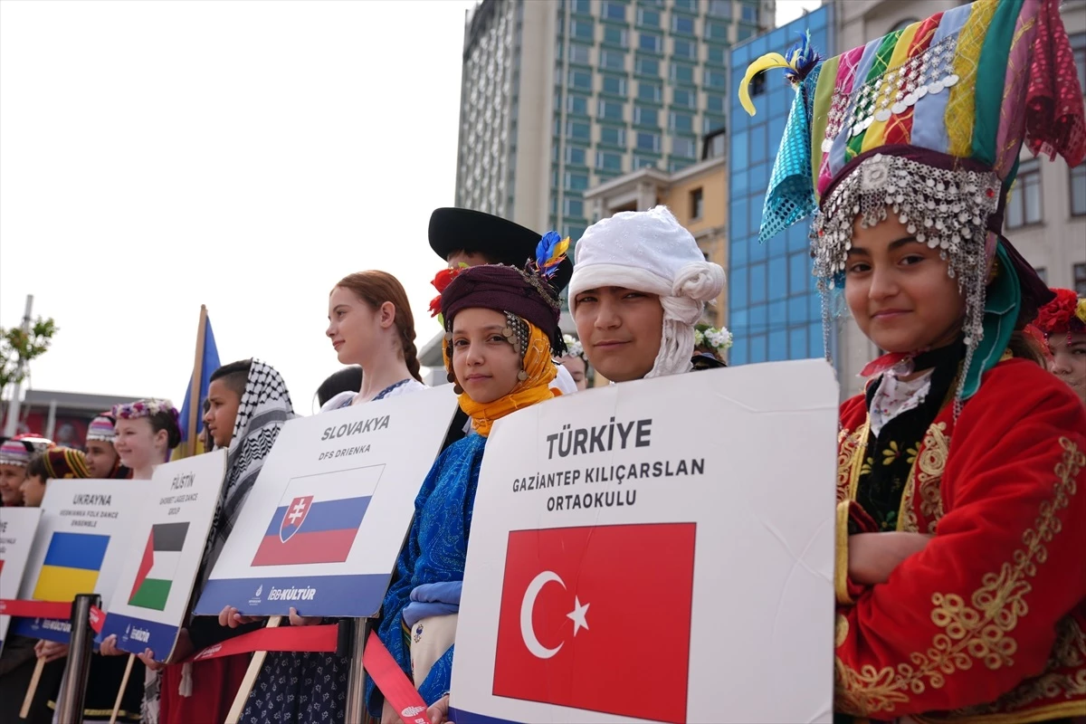 Taksim Cumhuriyet Anıtı\'na 23 Nisan kutlamaları