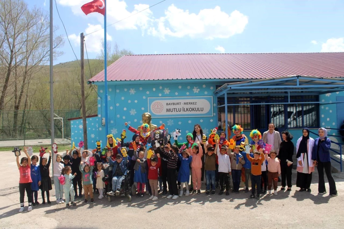 Bayburt İl Jandarma Komutanlığı, Mutlu İlkokulu öğrencilerini sevindirdi