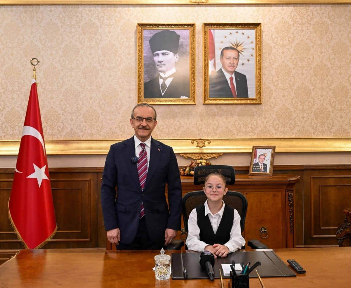 Kocaeli Valisi Seddar Yavuz, 23 Nisan Ulusal Egemenlik ve Çocuk Bayramı\'nda makamını öğrenciye devretti
