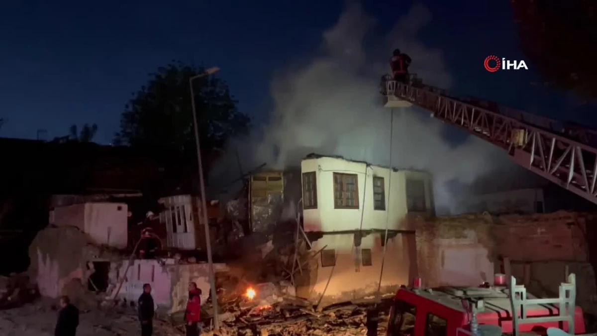 Malatya\'da 2 katlı müstakil evde yangın çıktı