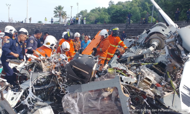 Malezya'da 2 askeri helikopter havada çarpıştı: 10 ölü