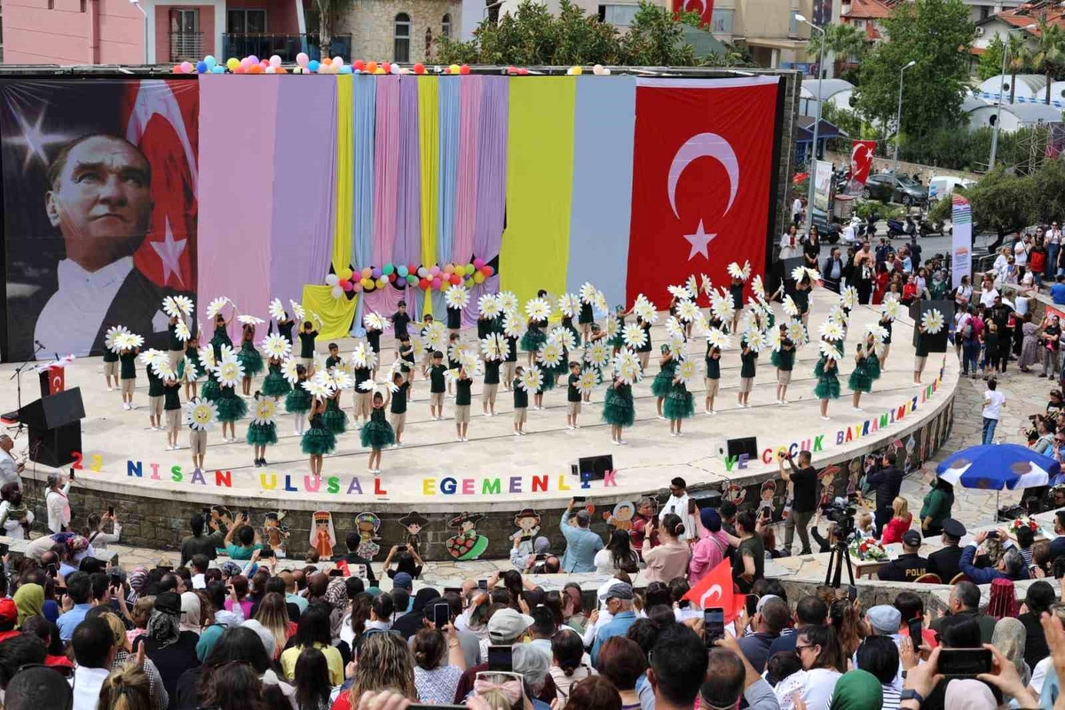 Marmaris\'te 23 Nisan Ulusal Egemenlik ve Çocuk Bayramı Coşkusu