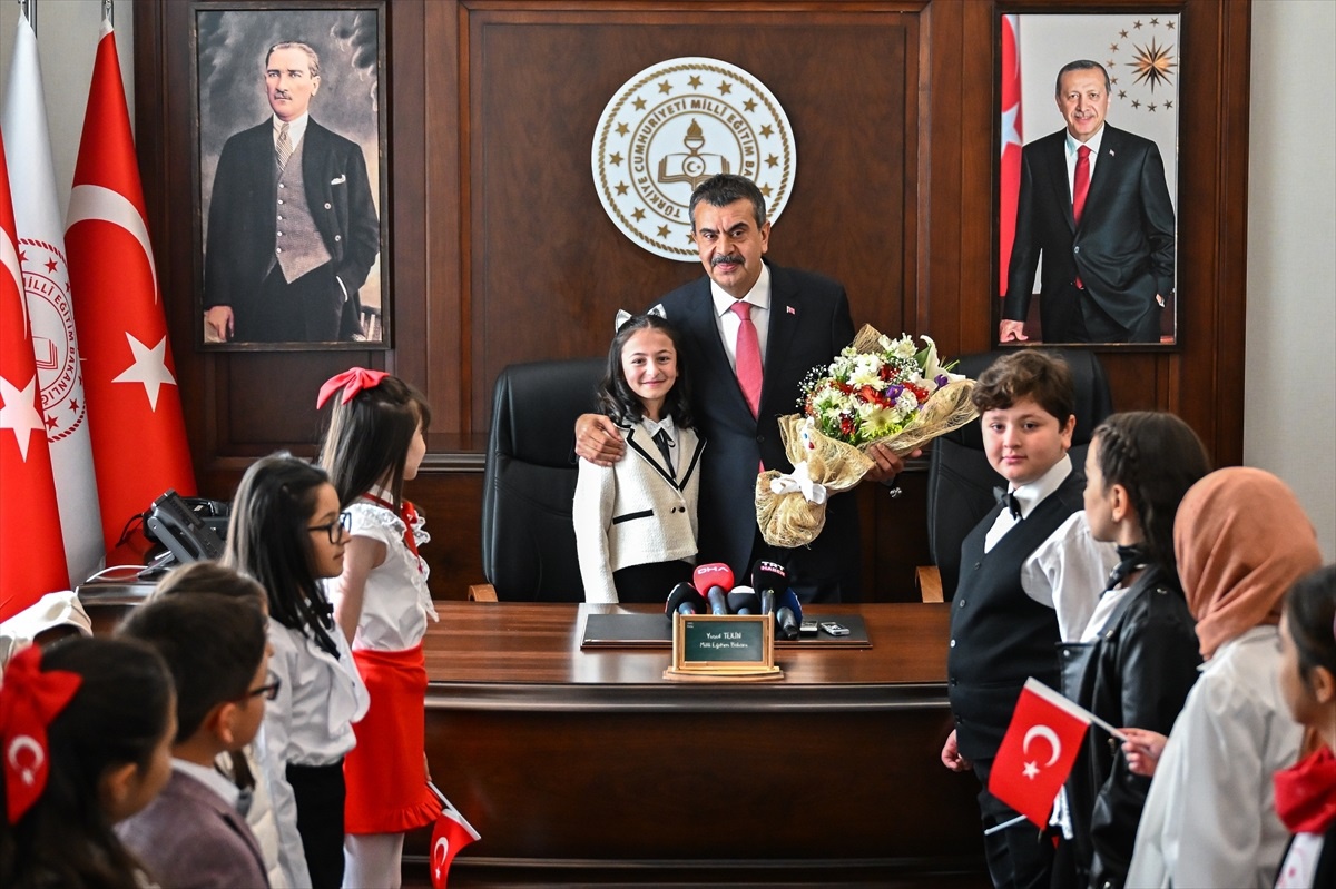 Milli Eğitim Bakanı, 23 Nisan\'da koltuğunu öğrenciye devretti